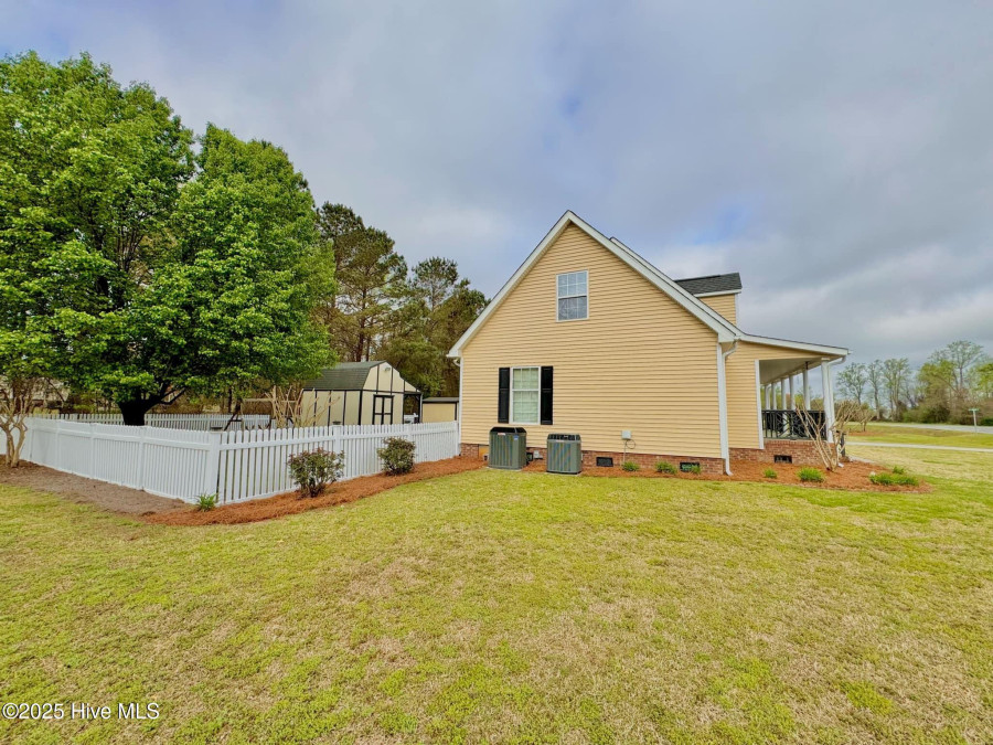 2726 Saint John Cir Kinston, NC 28504