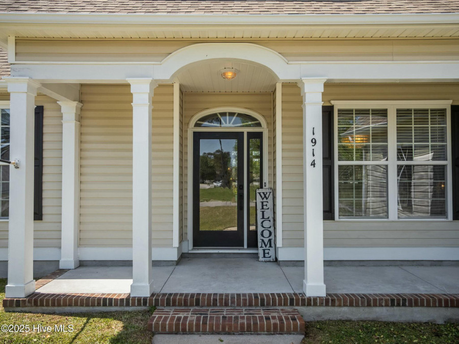 1914 Widgeon Dr Morehead City, NC 28557