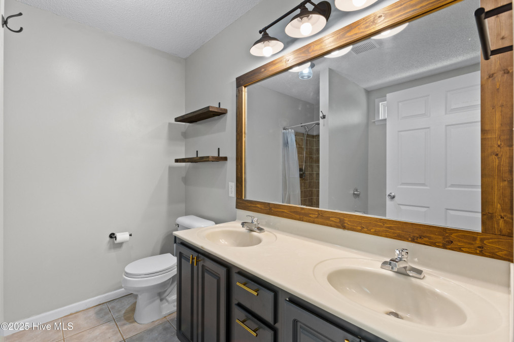 402 Pebble Ln Jacksonville, NC 28546