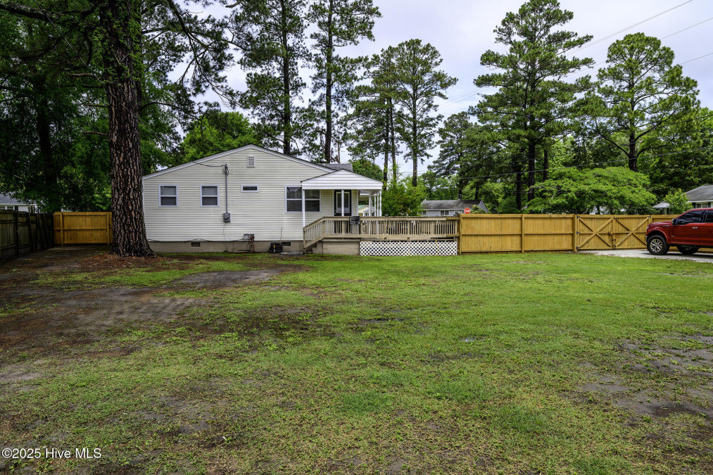 918 Meadows St New Bern, NC 28560