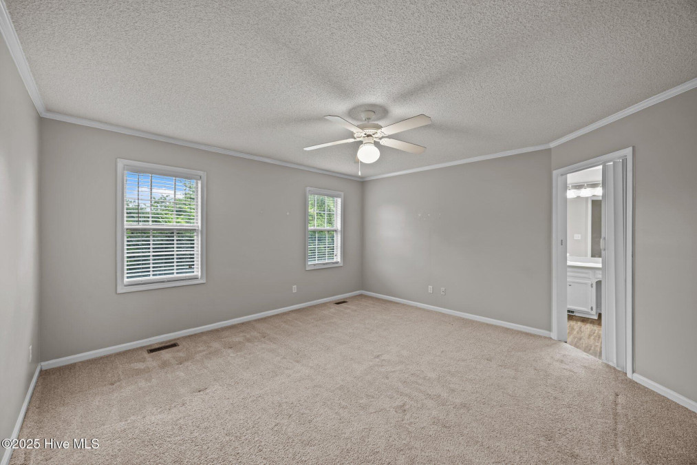 3915 Sterling Pointe Dr Winterville, NC 28590