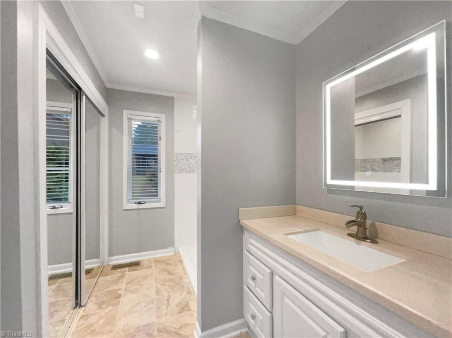 204 Barrington Pl Winston Salem, NC 27104