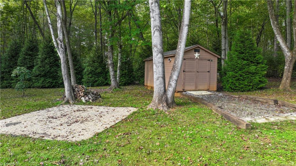 1002 Curtis Ln Pilot Mountain, NC 27041