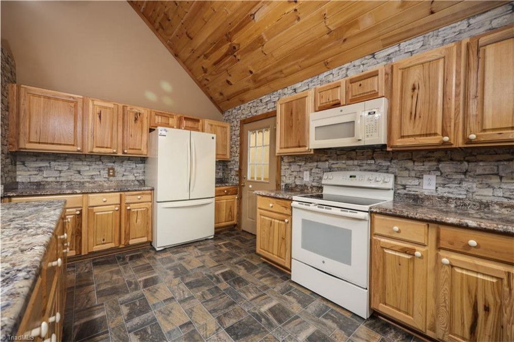 1002 Curtis Ln Pilot Mountain, NC 27041