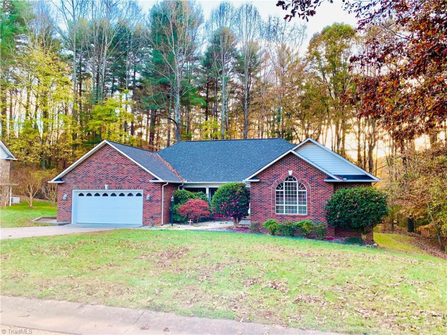 1703 Skyview Cir Wilkesboro, NC 28697