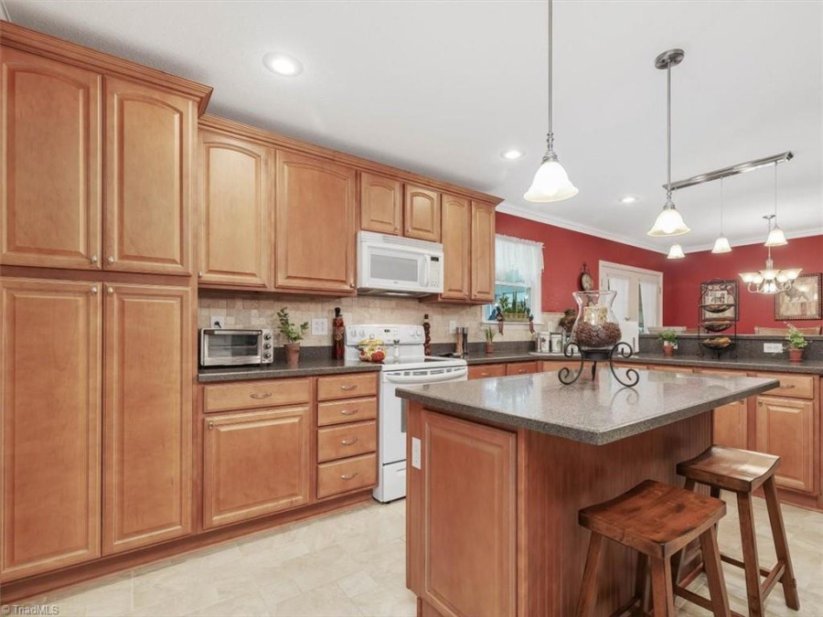 186 Badin Shore Cir New London, NC 28127