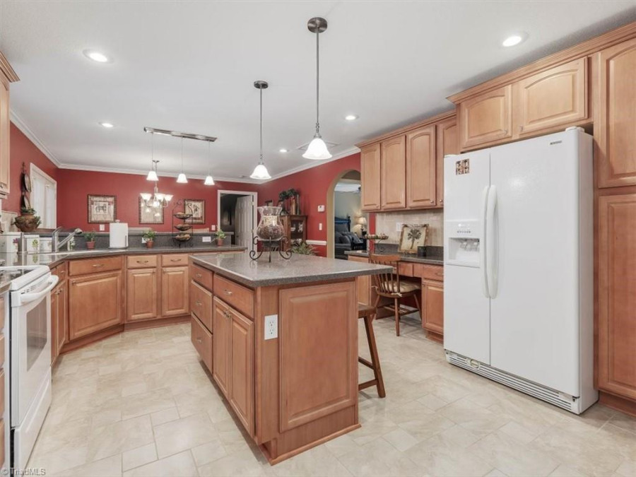 186 Badin Shore Cir New London, NC 28127