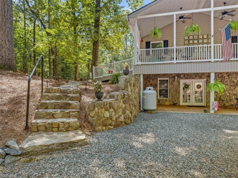 186 Badin Shore Cir New London, NC 28127